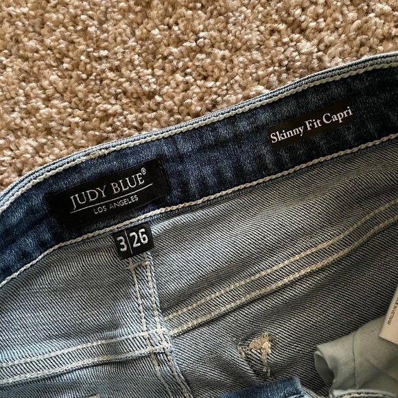 Judy Blue Skinny Fit Capri Cropped Jeans Women’s 26 Blue Distressed Mid Rise EUC - Picture 2 of 12